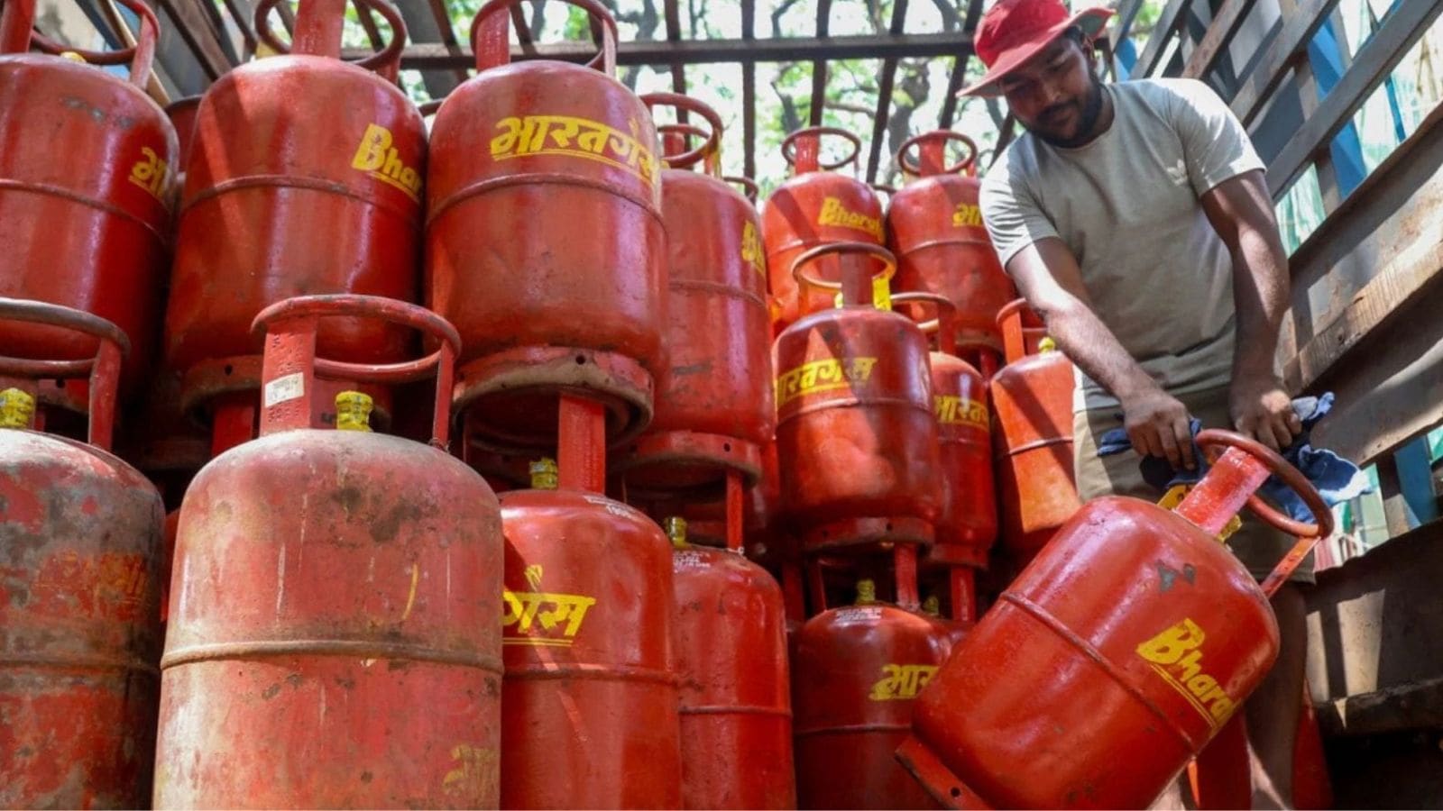 Why Indian Oil is Absorbing International Power Prices for Petrol and LPG