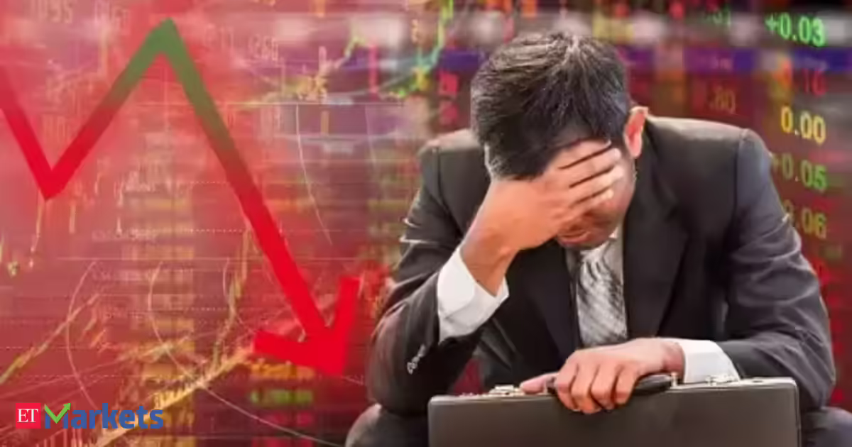 US shares right now: Nasdaq crashes 1,100 pts, Dow 600 pts as chip shares slide; jobs information fuels charge hike fears