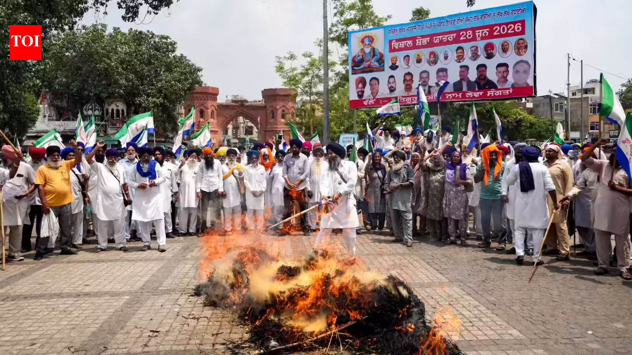 Kisan Mazdoor Morcha: ‘Anti-farmer and anti-worker’: Kisan Mazdoor Morcha protest India-US commerce deal, burn effigies of PM Modi and Donald Trump | India Information