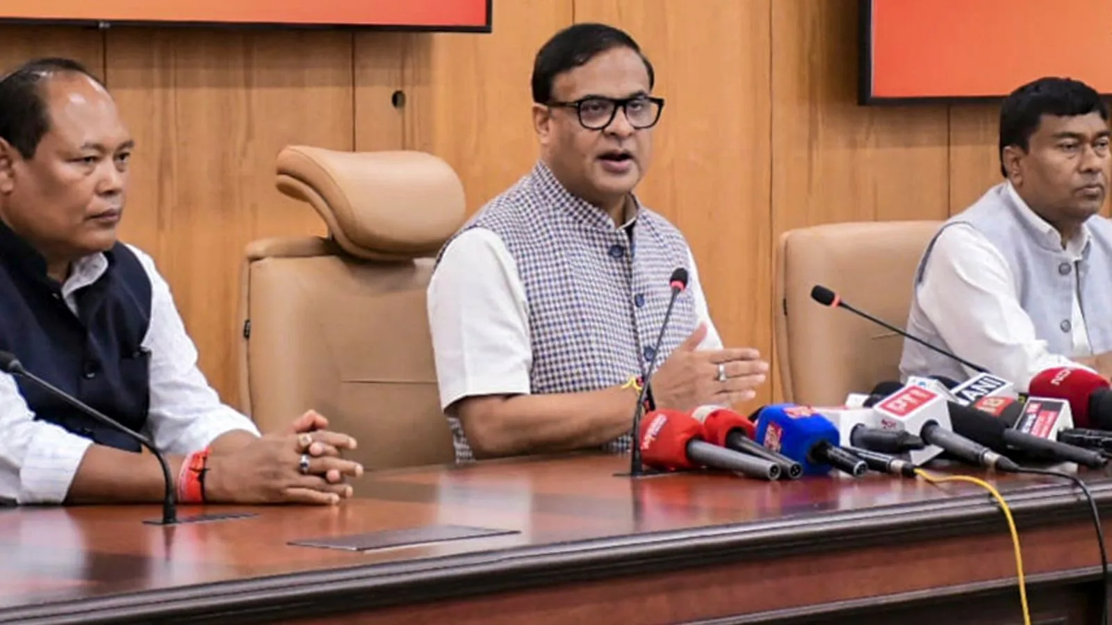 Can Himanta Sarma authorities in Assam cease Aadhaar playing cards for all above 18? Specialists differ | India Information